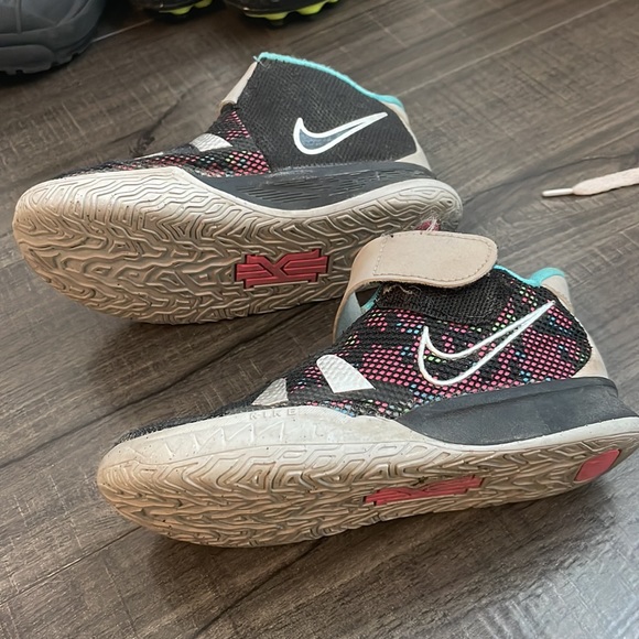 Toddler - Nike Kyrie - size 10 - Picture 2 of 5
